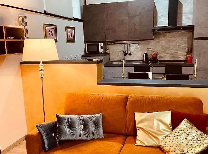 Golden House Apartment *